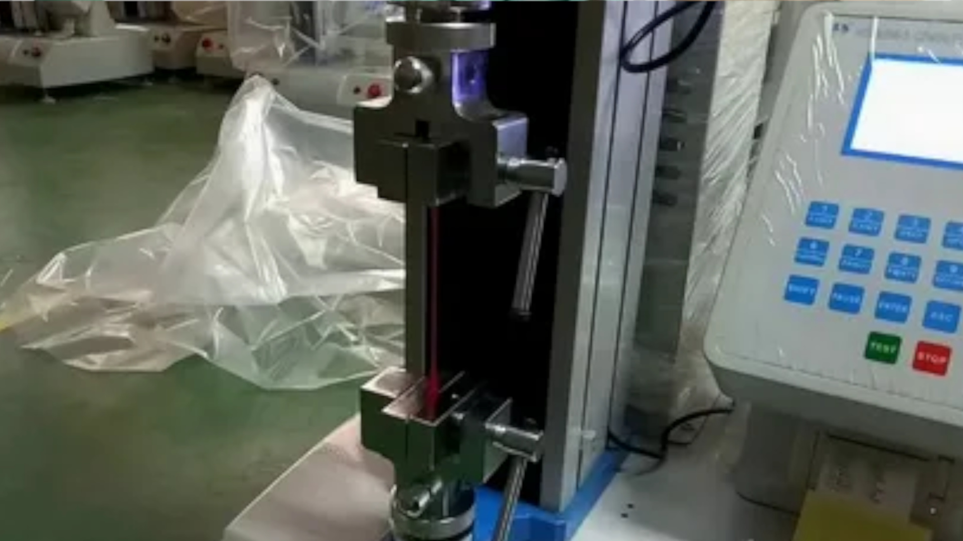 Прочность на разрыв определяет, выдержит ли пленка механические нагрузки при эксплуатации.